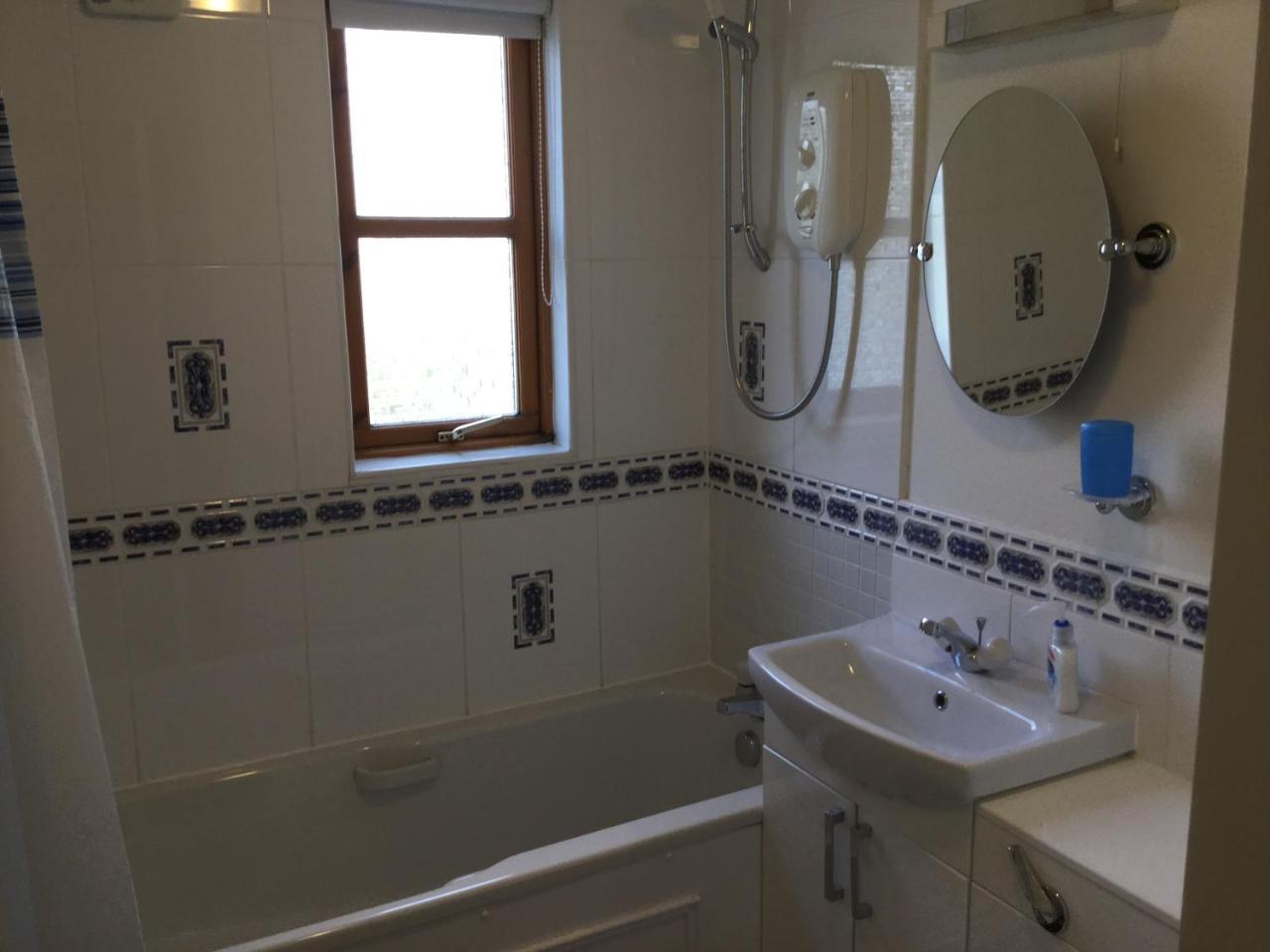 Two-Bedroom Apartment - Golf View Free Parking 인버네스 외부 사진